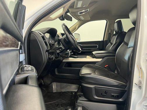 2020 RAM 3500 Laramie Crew Cab 4x4 8' Box