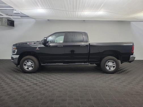 2025 RAM 2500 Tradesman Crew Cab 4x4 6'4' Box