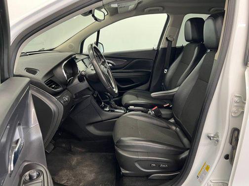 Summit White 2018 Buick Encore Preferred II