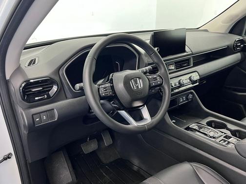 Whi/White 2025 Honda Pilot EX-L