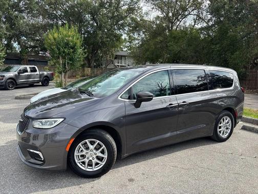 Granite Crystal Metallic Clearcoat 2023 Chrysler Pacifica Touring L
