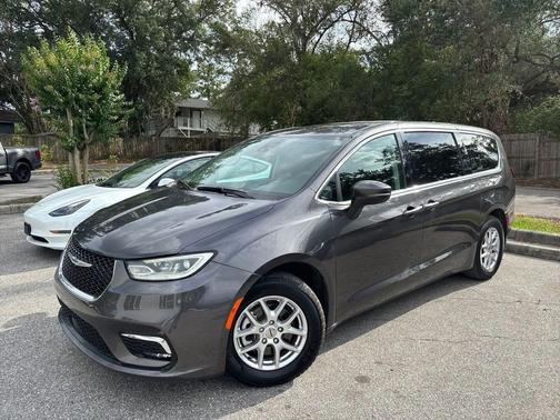 Granite Crystal Metallic Clearcoat 2023 Chrysler Pacifica Touring L
