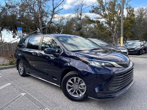 2021 Toyota Sienna LE
