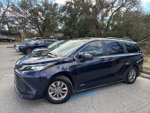 2021 Toyota Sienna LE