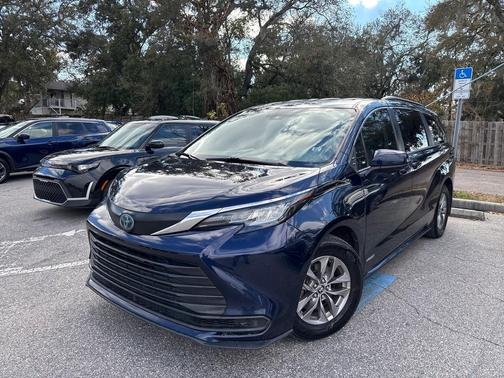 2021 Toyota Sienna LE