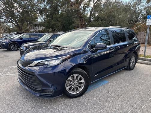 2021 Toyota Sienna LE