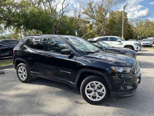 Diamond Black Crystal Pearlcoat 2025 Jeep Compass Latitude
