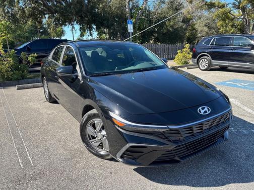 2024 Hyundai ELANTRA SE