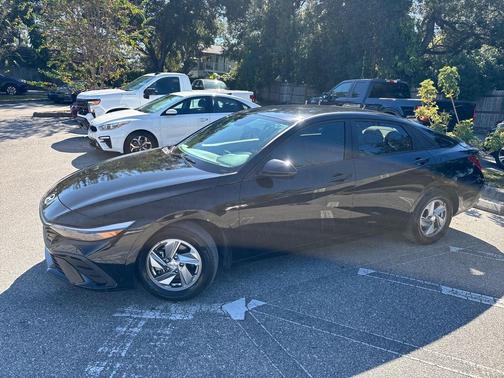 2024 Hyundai ELANTRA SE