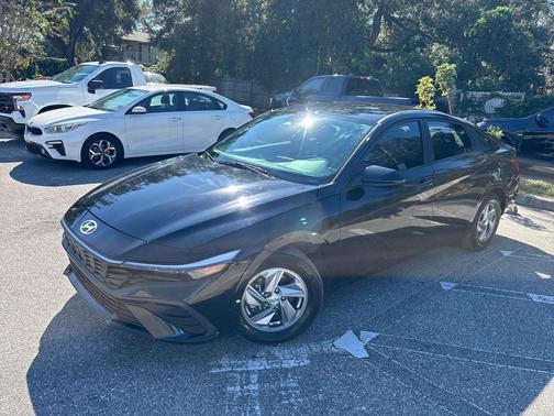 2024 Hyundai ELANTRA SE