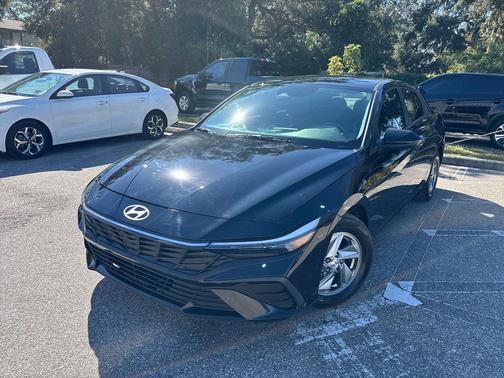 2024 Hyundai ELANTRA SE