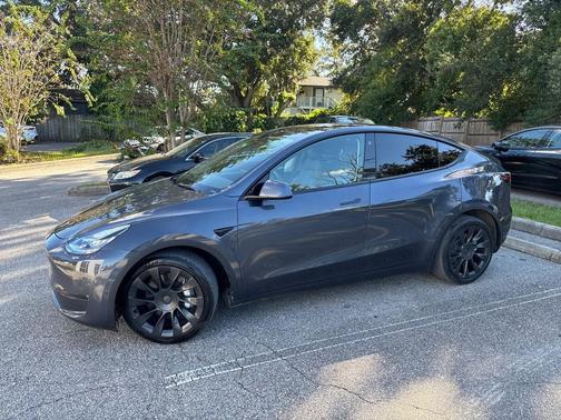 2022 Tesla Model Y Long Range Dual Motor All-Wheel Drive