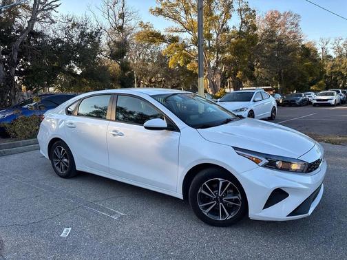 Snow White Pearl 2023 Kia Forte LXS