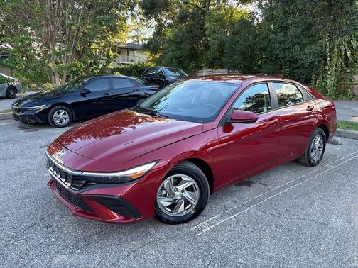 2025 Hyundai ELANTRA SE