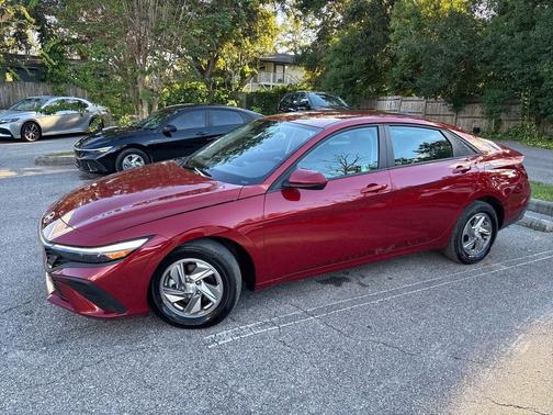 2025 Hyundai ELANTRA SE