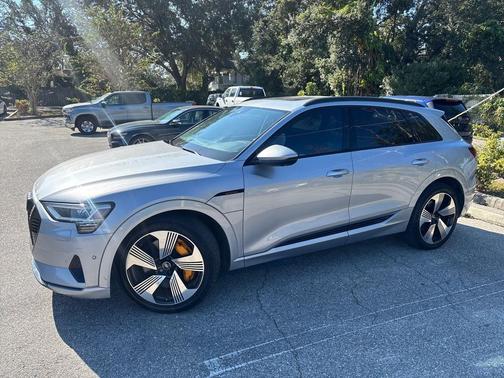 2022 Audi e-tron Premium Plus