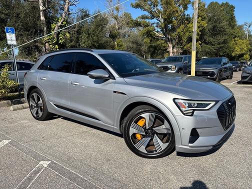 2022 Audi e-tron Premium Plus