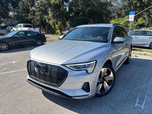 2022 Audi e-tron Premium Plus