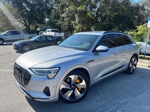 2022 Audi e-tron Premium Plus