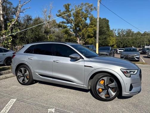 2022 Audi e-tron Premium Plus