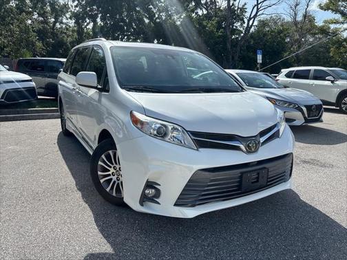 2020 Toyota Sienna XLE