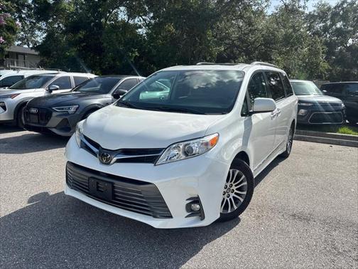 2020 Toyota Sienna XLE