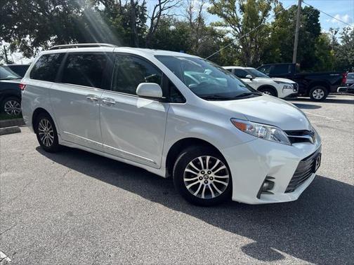 2020 Toyota Sienna XLE