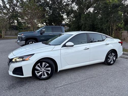 Glacier White 2023 Nissan Altima S FWD