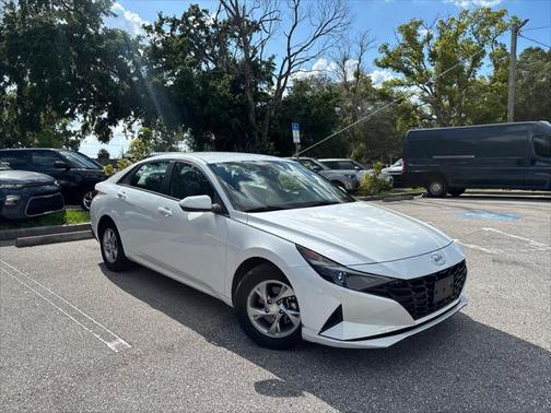 2022 Hyundai ELANTRA SE