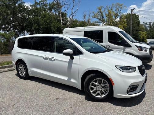 Bright White Clearcoat 2023 Chrysler Pacifica Touring L