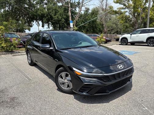 2024 Hyundai ELANTRA SE
