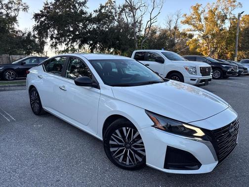 Glacier White 2025 Nissan Altima SV FWD