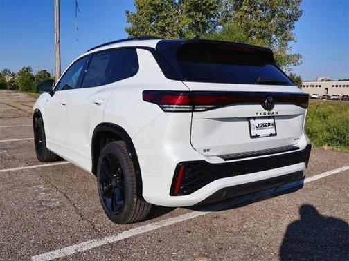 2025 Volkswagen Tiguan SE R-Line Black