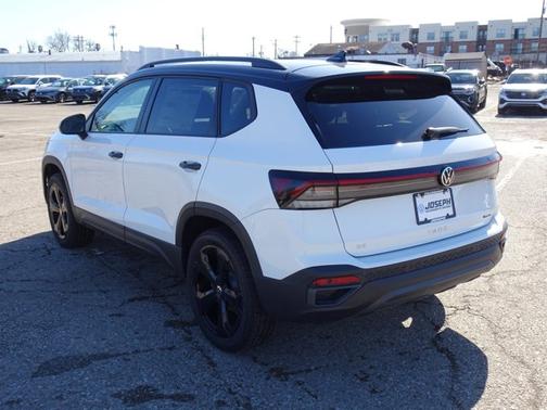2025 Volkswagen Taos SE Black