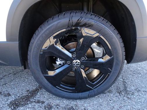 2025 Volkswagen Taos SE Black