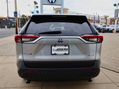 2022 Toyota RAV4 Hybrid XLE