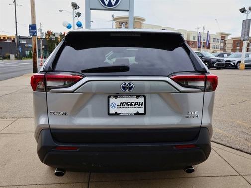 2022 Toyota RAV4 Hybrid XLE