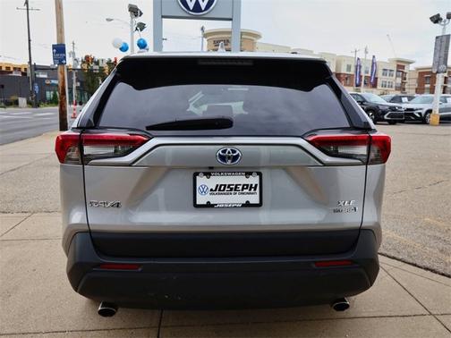 2022 Toyota RAV4 Hybrid XLE