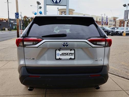 2022 Toyota RAV4 Hybrid XLE