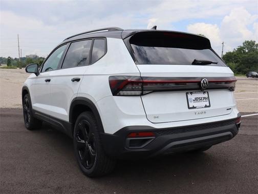 2025 Volkswagen Taos SE Black