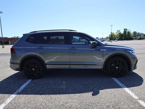 2022 Volkswagen Tiguan SE R-Line Black