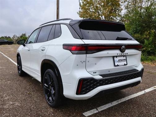 2025 Volkswagen Tiguan SE R-Line Black