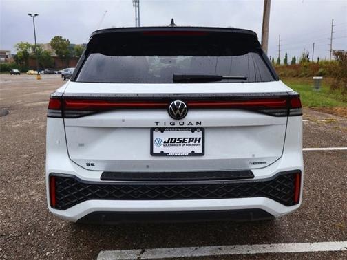 2025 Volkswagen Tiguan SE R-Line Black