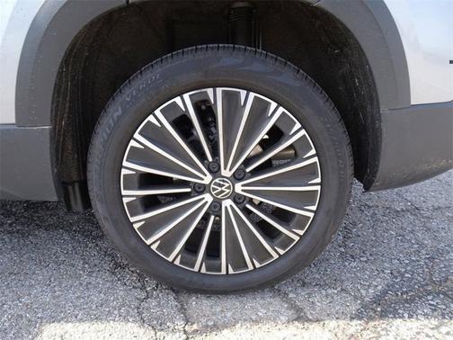 2025 Volkswagen Taos SE