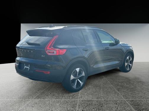 2023 Volvo XC40 Ultimate Dark Theme