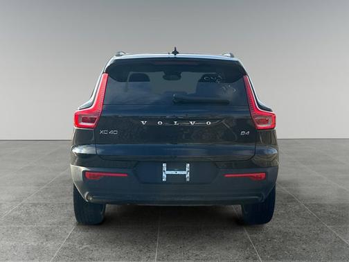 2023 Volvo XC40 Ultimate Dark Theme