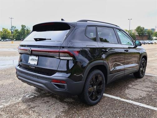 2025 Volkswagen Taos SE Black