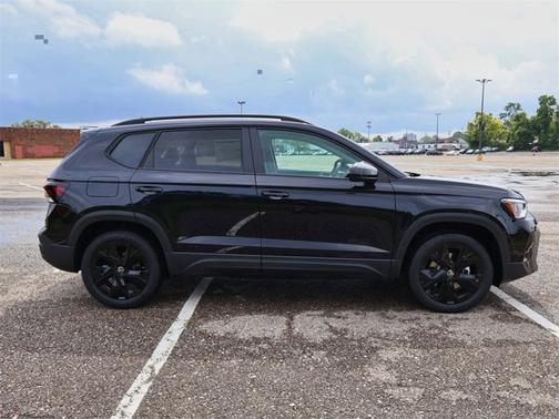 2025 Volkswagen Taos SE Black