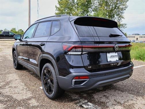 2025 Volkswagen Taos SE Black