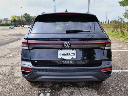 2025 Volkswagen Taos SE Black